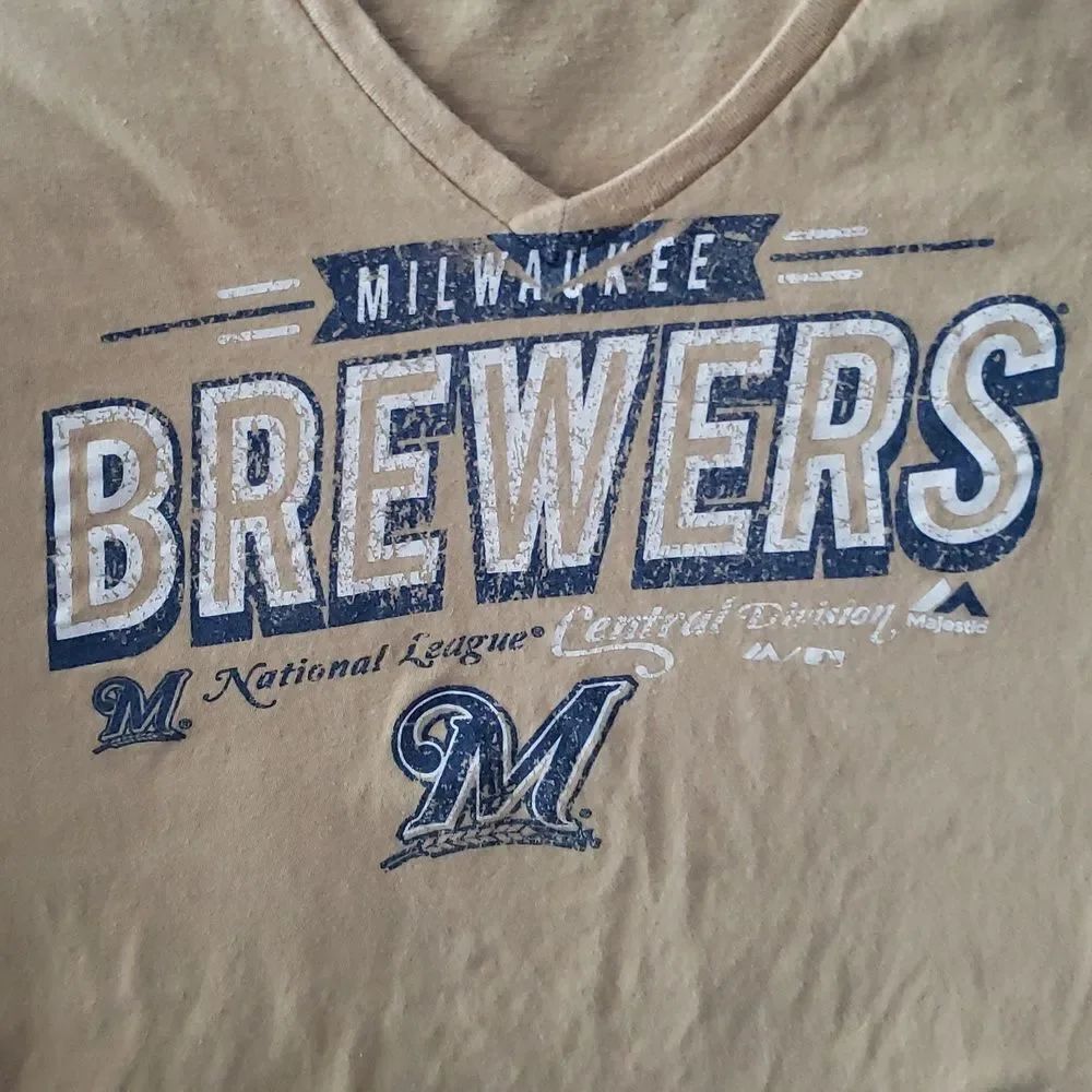 Majestic V-Neck Distressed Print Milwaukee Brewers T-Shirt Sz M